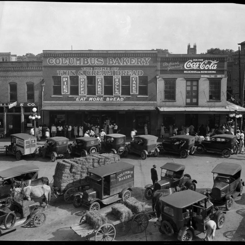 black and white photo of Columbus Bakery, early 20th century