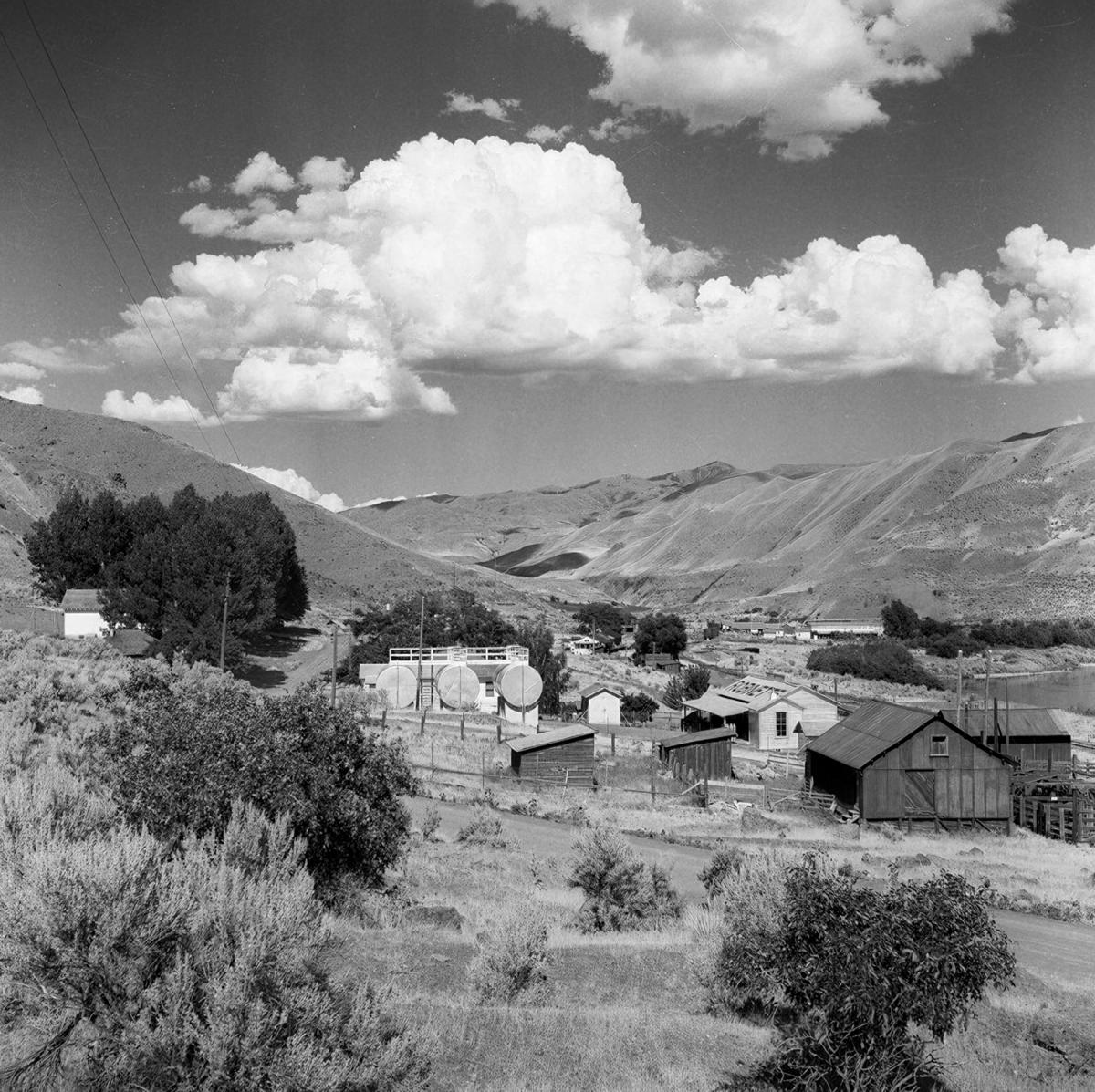 Black-and-white photograph of Robinette, Oregon, prior to its inundation. 