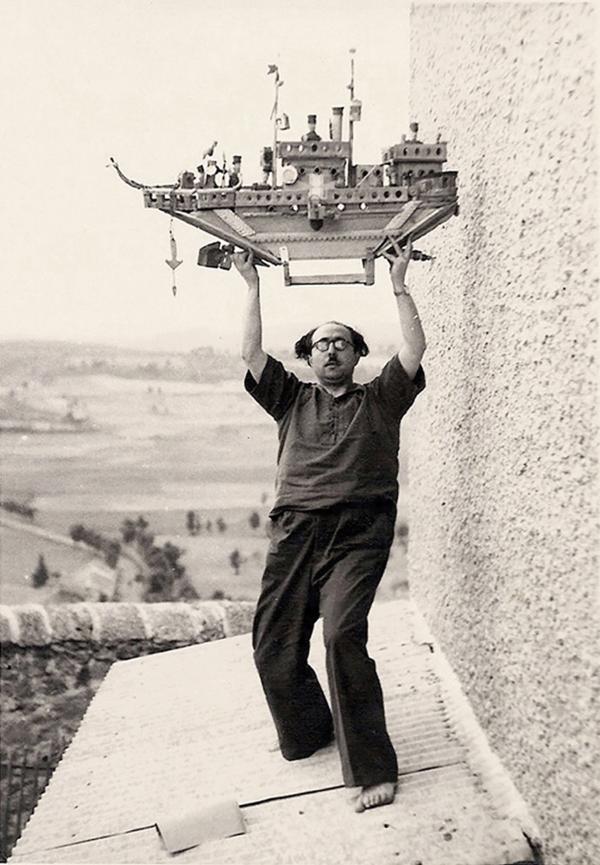 Photo of psychiatrist Tosquelles holding a sculpture of a ship